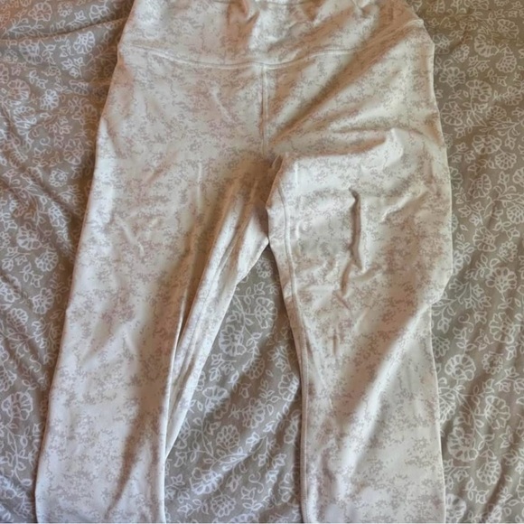 Fabletics Cream Patterned Pants - Picture 1 of 2